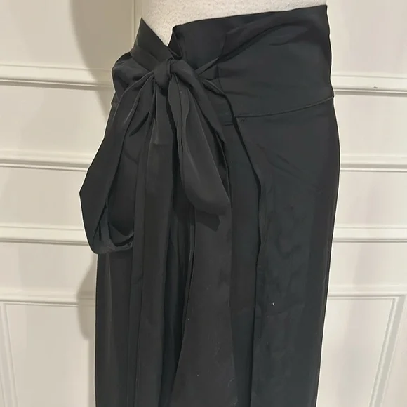 Elegant Black Women's Skirt - Picture 2 of 4